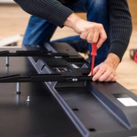 Ремонт на телевизор за подобряване на картината на телевизор със задна проекция.